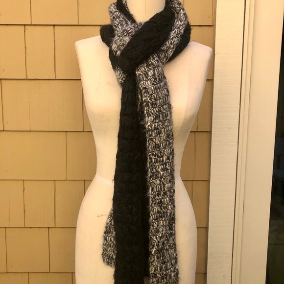MARLED BLACK & CREAM ALPACA SCARF - Picture 3 of 5